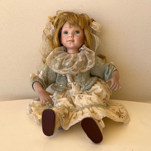 Porcelain doll used with broken fingers, height 30cm