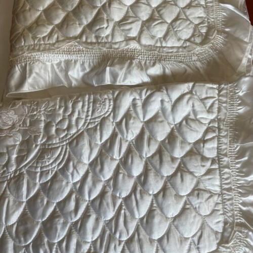 Satin bridal quilt like new