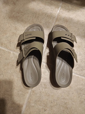 Crocs Brooklyn Platform Slippers size 39 new, khaki