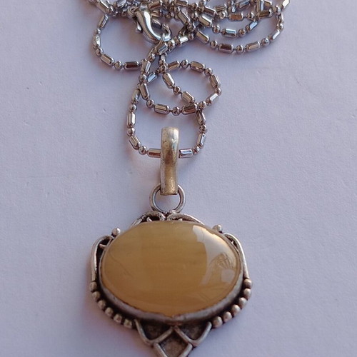 Agate yellow oval pendant necklace like new, silver antique metal
