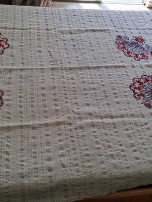 Υφαντό διακοσμητικό χειροποίητο εκρού με κεντημένα μπουκέτα σαν καινούργιο