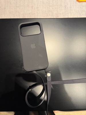 Θήκη iPhone 17 Pro αυθεντική με μαύρο λουράκι καινούργια