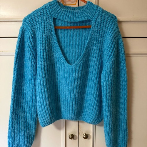 Zara short knitted sweater turquoise with choker and V neckline new