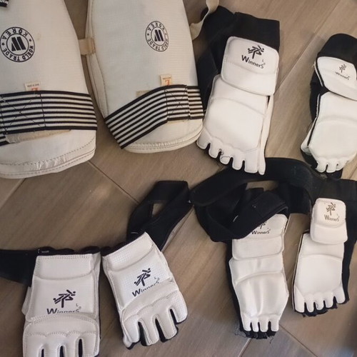 Taekwondo equipment like new, complete sets sizes M and L