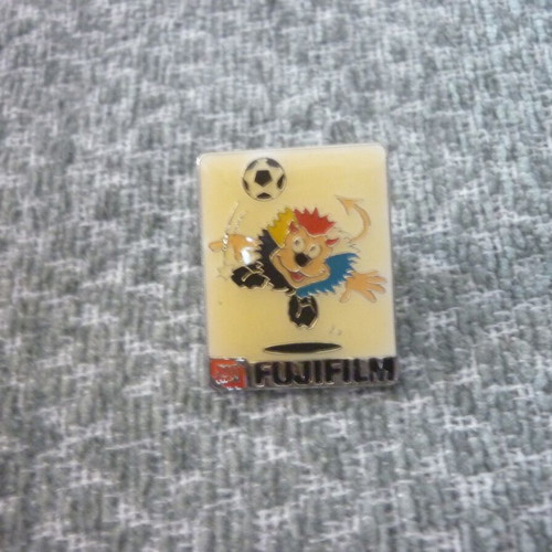 Fujifilm mascot football cup soccer Euro 2000 collectible pin badge