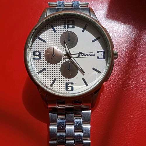 Wristwatch used, battery-powered, large size, needs battery change