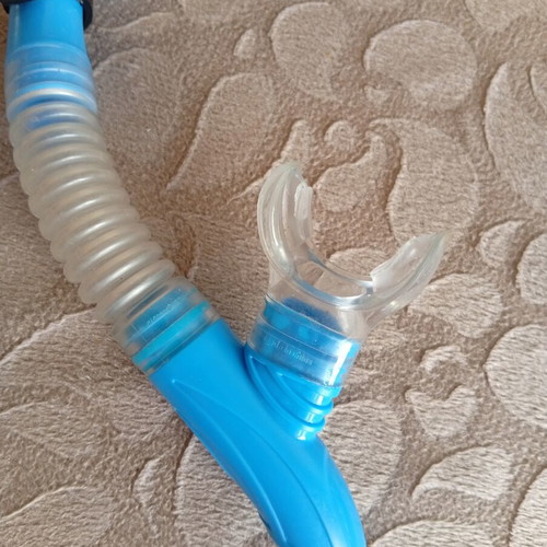 Children's silicone snorkel with purge valve