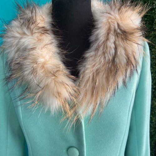 Vintage green coat with beige faux fur collar used