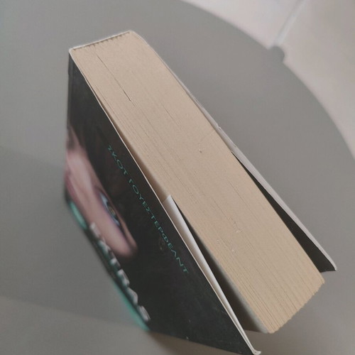 Extras like new, the fourth book of the Uglies series