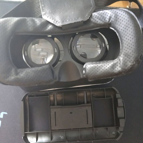 VR virtual reality glasses like new with Bluetooth controller