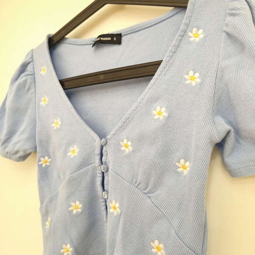 Pink Woman crop top S/M, blue with daisies
