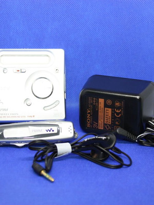 Sony Walkman Portable Minidisc Recorder MZ-G755 used with charger and headphones