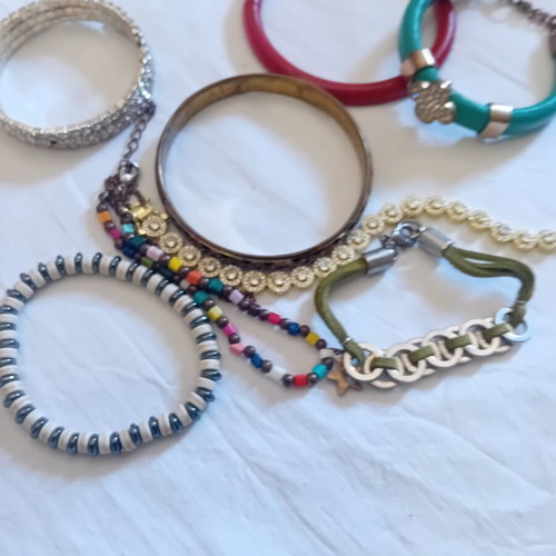 Bracelet set used with different designs and bold colors
