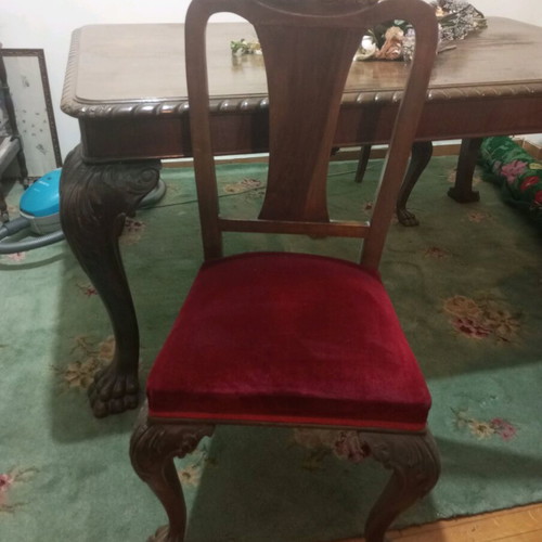 Antique dining table with lion legs and 6 chairs, like new