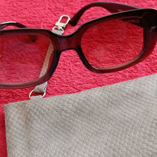 Women’s sunglasses model V9065 like new, brown tortoise with gold details