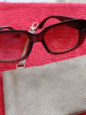 Women’s sunglasses model V9065 like new, brown tortoise with gold details