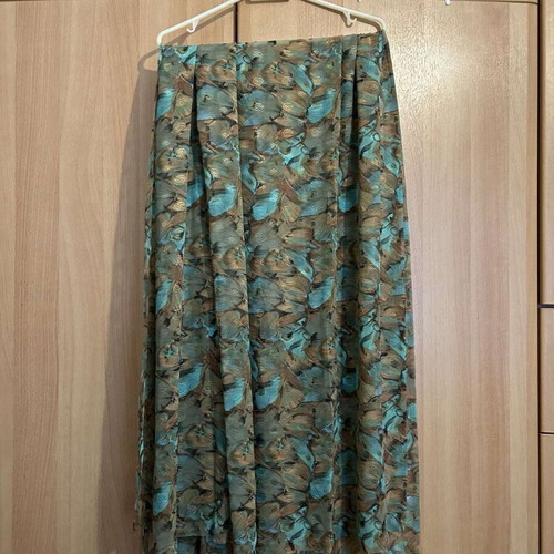 Scarf like new with beautiful green pattern