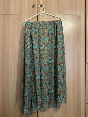 Scarf like new with beautiful green pattern