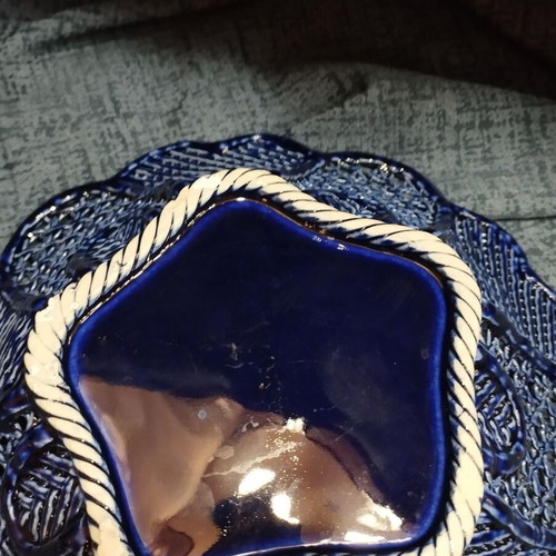Decorative platter used in blue tone
