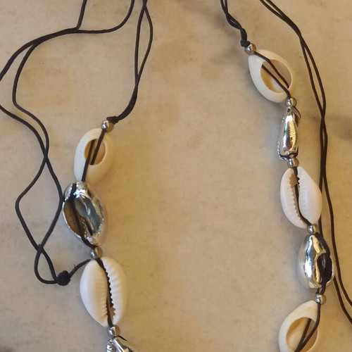 Shell necklace like new, adjustable, white and silver shells