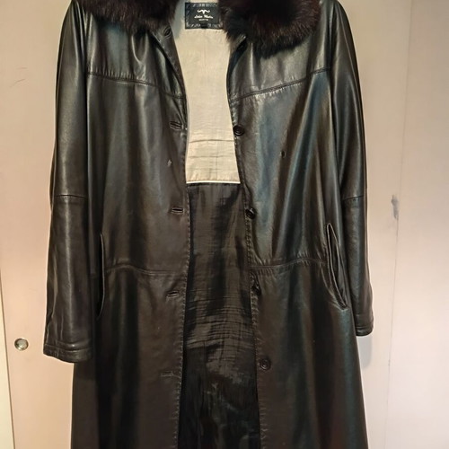 Leather long coat with real fur in perfect condition, black