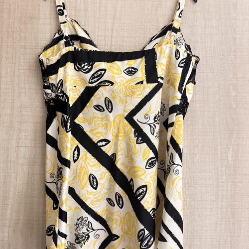 Mat Fashion top with lace and black-yellow print like new