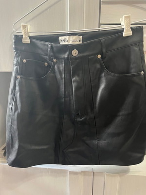 Mini black leather skirt Zara small new