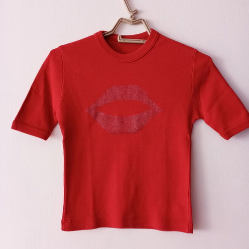 Red ribbed top with glitter lips design like new
