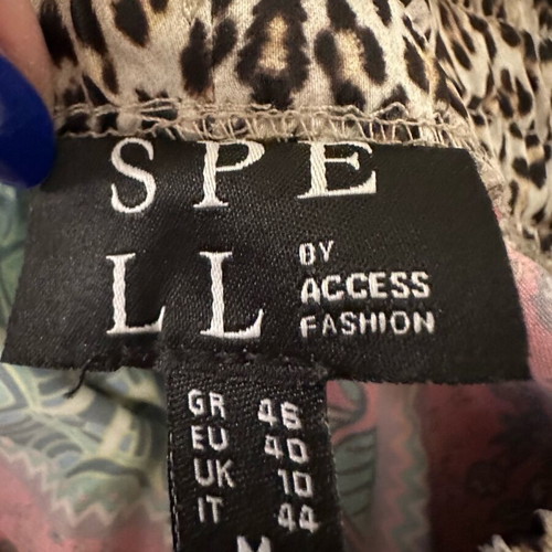 Access fashion printed shorts size M new with velvet bag gift
