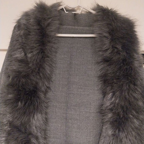 Scarf with fur and fringes new, grey