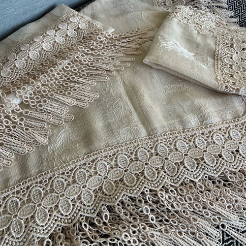Set of table linens like new, 4 pieces beige with fringes