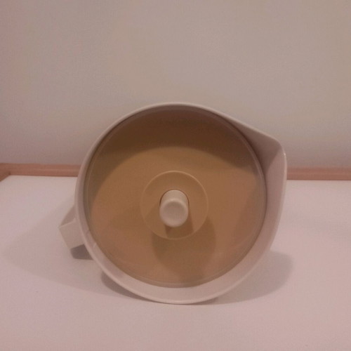 Κανάτα Tupperware 874-15 σαν καινούργιο, χωρητικότητα 1,9 λίτρα, κρέμ & χρυσό