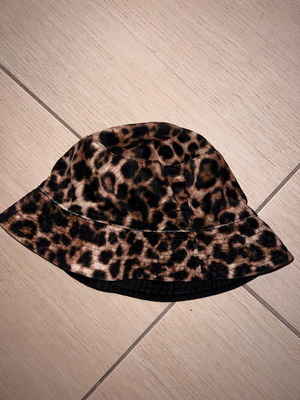 Arena double face velvet hat like new, black