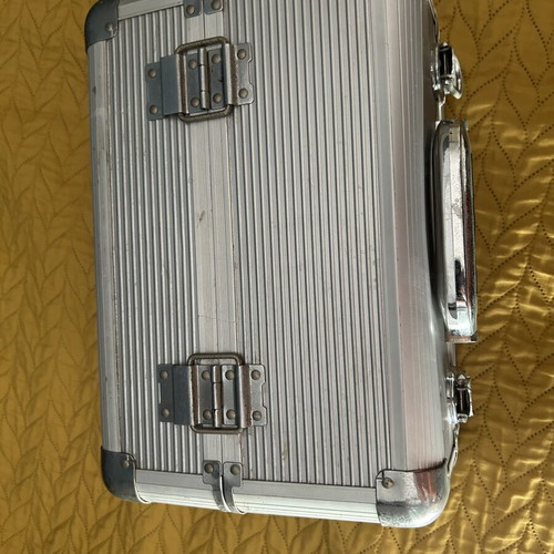 Aluminum makeup and aesthetic tools case with keys