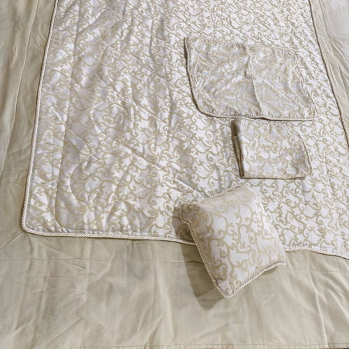 Jacquard quilt Italy new with 2 pillowcases and decorative item