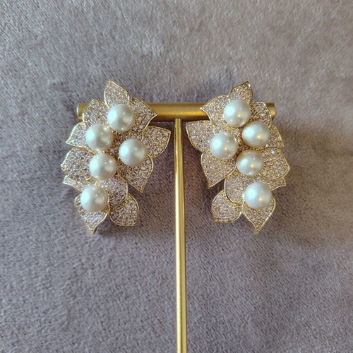 Rose gold earrings with pearls and zirconia