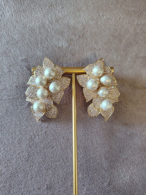 Rose gold earrings with pearls and zirconia