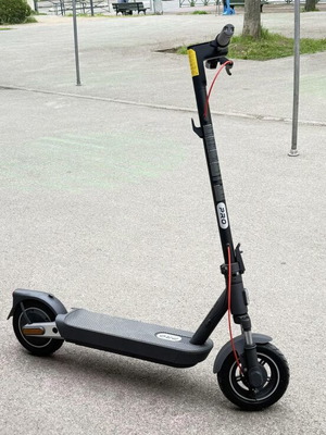 Xiaomi 5 Pro electric scooter like new, black
