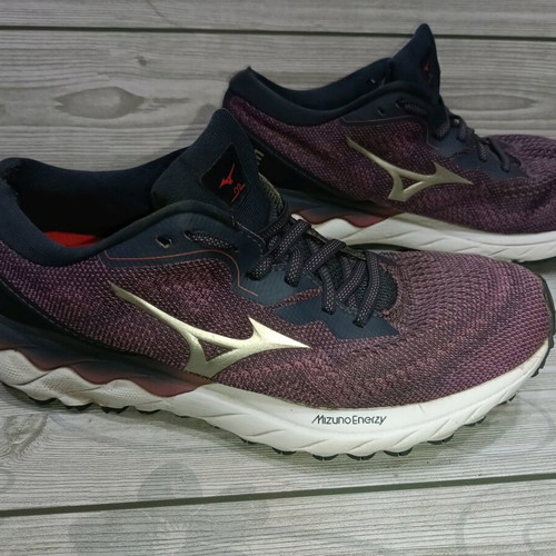 Mizuno Wave Skyrise sports shoes like new, size 39, purple