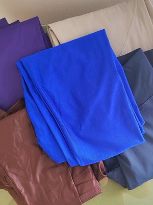 Set of 5 leggings like new, various sizes and designs