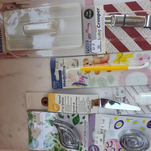 Fondant tools and materials set new