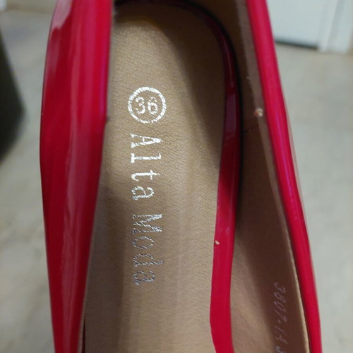 Shiny red pumps like new, size 36 with short heel