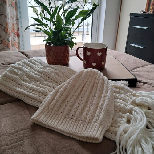Knitted set hat and oversized scarf used, off white