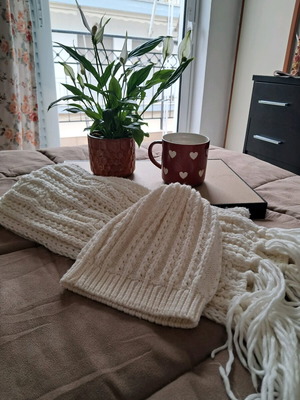 Knitted set hat and oversized scarf used, off white