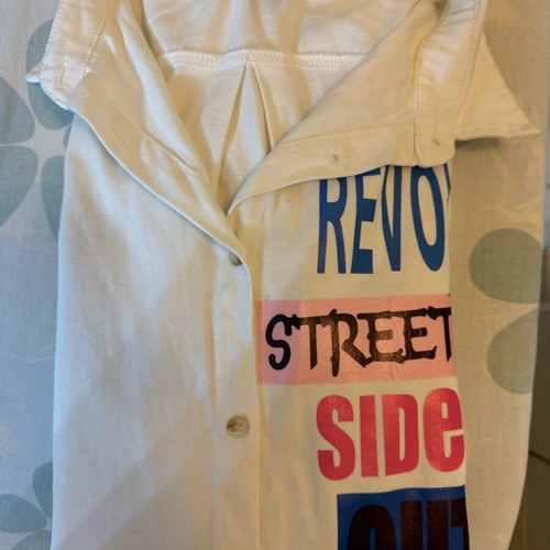 White shirt like new, denim-type fabric with prints, size L