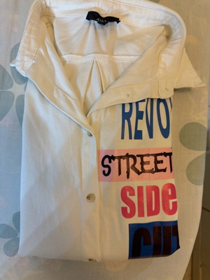 White shirt like new, denim-type fabric with prints, size L