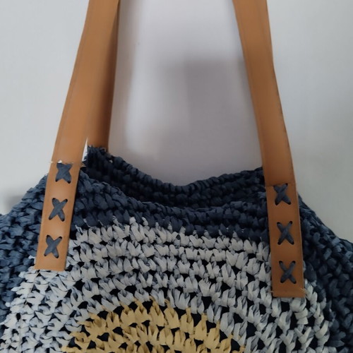 Straw Shoulder Bag like new, spacious with zipper and inner pocket