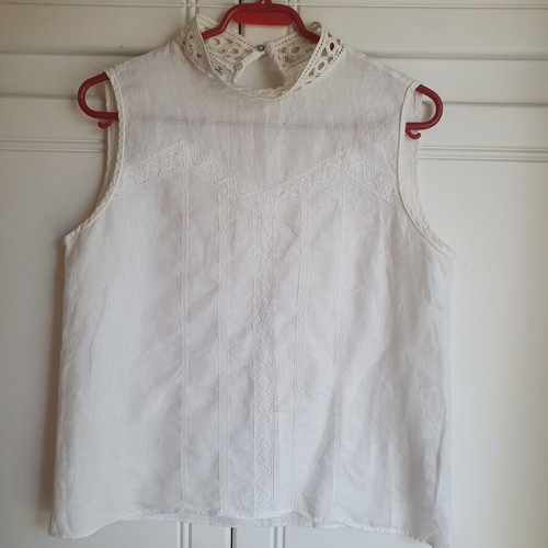 Zara medium blouse 100% linen like new with lace detail