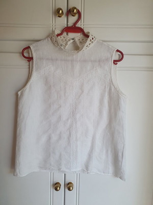 Zara medium blouse 100% linen like new with lace detail