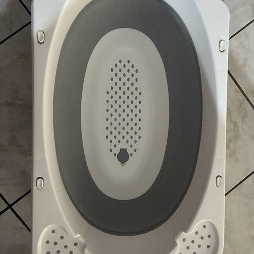 Baby bath tub like new, foldable and low